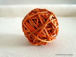 Strohkugel von Norina Unversucht