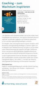 Rückseite eines Flyers zum Buch „Coaching – zum Wachstum inspirieren“ von Monika Zimmermann. Abgebildet sind das Buchcover, bibliografische Angaben, ein QR-Code sowie ein längeres Zitat zur intrinsischen Motivation und zu den psychologischen Grundbedürfnissen Kompetenzerleben, Selbstbestimmung und soziale Eingebundenheit. Das Zitat stammt aus dem Kapitel „Handlungsbefähigung als zentrales Ziel der Coachingausbildung – Vom Wissen zum Handeln“. Unten stehen Quellenangaben sowie Logo und Website des Carl-Auer Verlags.