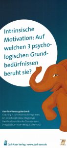 Illustration eines orangefarbenen Elefanten vor dunkelblauem Hintergrund. In einer großen weißen Sprechblase steht der Titel: „Intrinsische Motivation: Auf welchen 3 psychologischen Grundbedürfnissen beruht sie?“ Darunter Hinweis auf den Herausgeberband „Coaching – zum Wachstum inspirieren. Ein interdisziplinäres, integratives Handbuch“ von Monika Zimmermann, erschienen im Carl-Auer Verlag. Unten befinden sich das Logo und die Website des Carl-Auer Verlags.