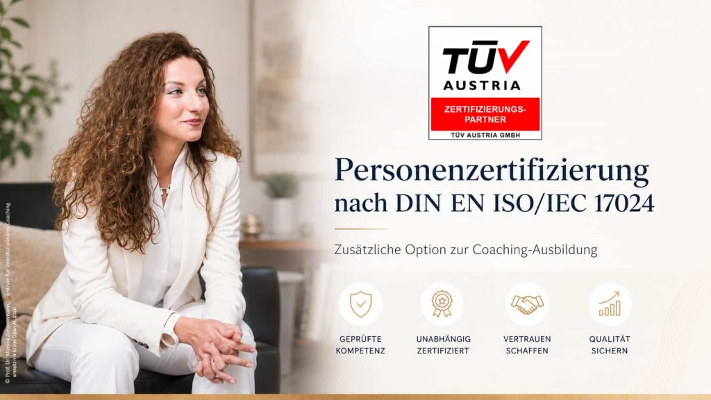 Querformatige Grafik zur Personenzertifizierung nach DIN EN ISO/IEC 17024 als zusätzliche Option zur Coaching-Ausbildung. Links sitzt Moni in weißem Blazer auf einem schwarzen Sessel in einem weichgezeichneten Raum. Rechts sind das Logo des Zentrums für interdisziplinäres Coaching und das TÜV AUSTRIA Zertifizierungspartner-Logo eingebunden. Zentral hervorgehoben ist der Text „Personenzertifizierung nach DIN EN ISO/IEC 17024“. Am unteren Bildrand verweisen vier Icons auf geprüfte Kompetenz, unabhängige Zertifizierung, Vertrauen und Qualität.